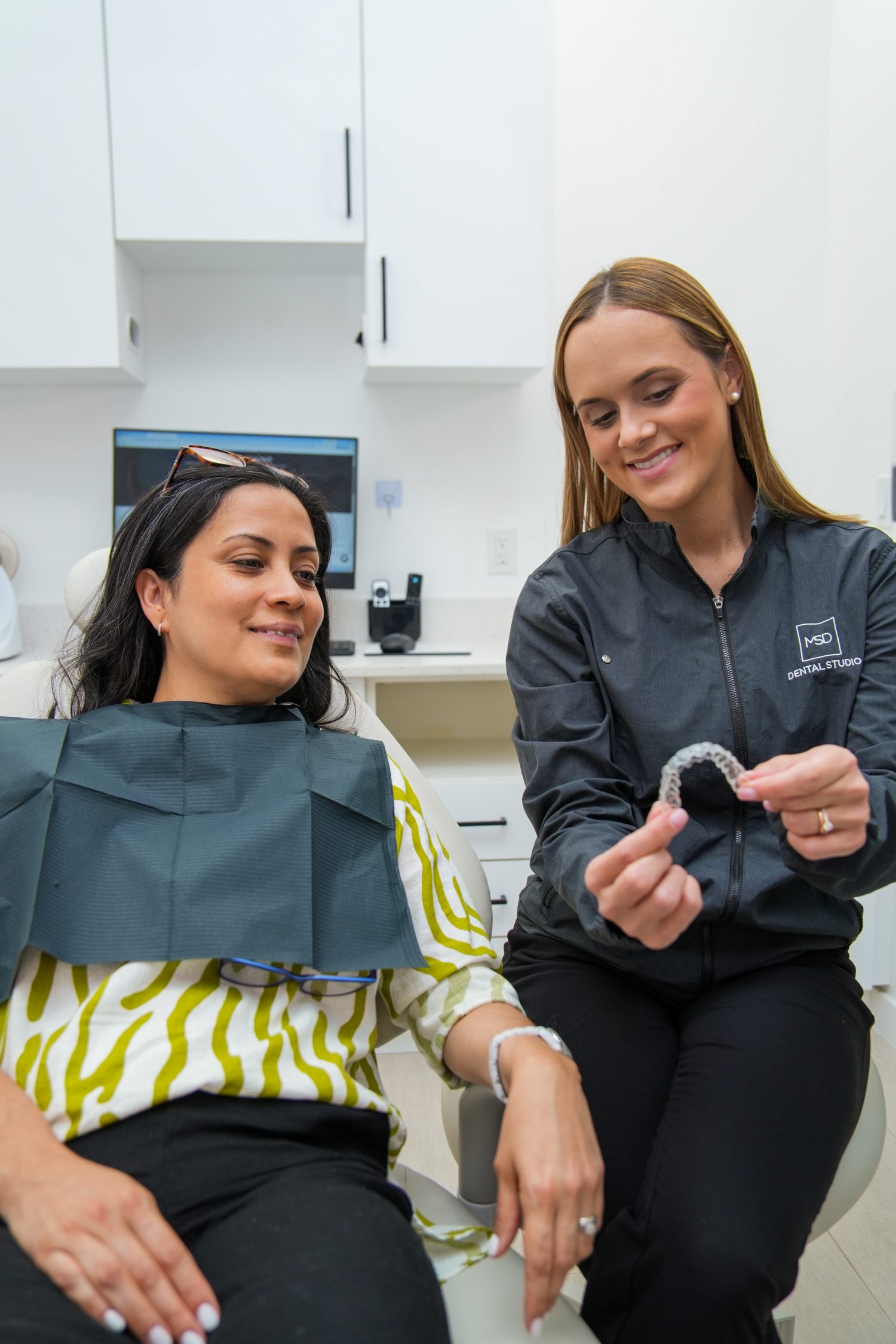 Revisando alineadores transparentes con un paciente en MSD Dental Studio, Coral Springs
