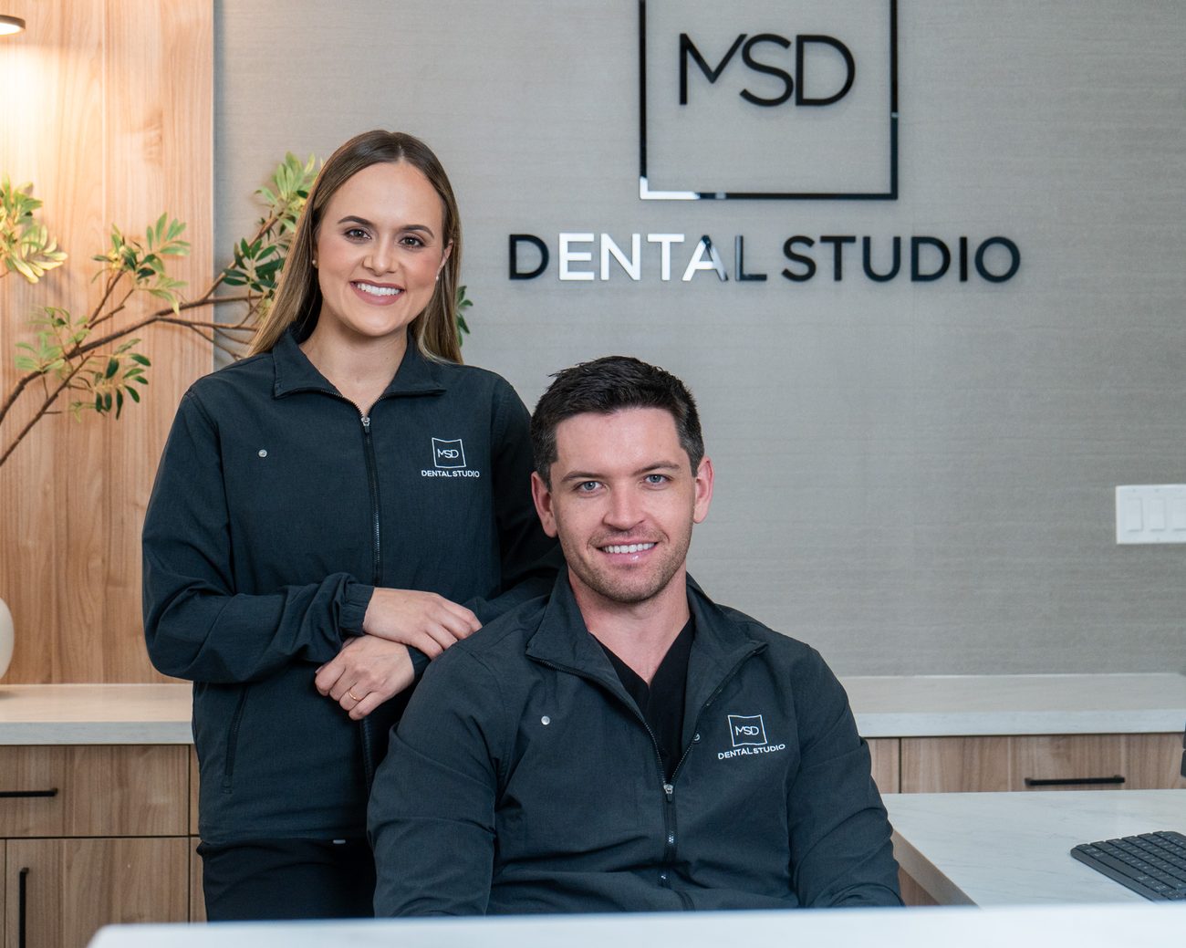 El Dr. Matthew Dillon y la Dra. Shantall Di Loreto en MSD Dental Studio, Coral Springs